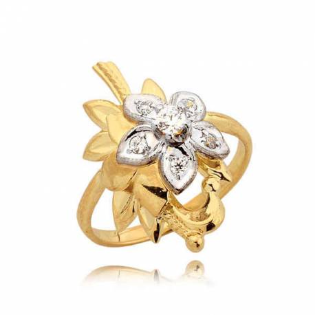 Bogato zdobiony pierścionek w kształcie kwiatuszka